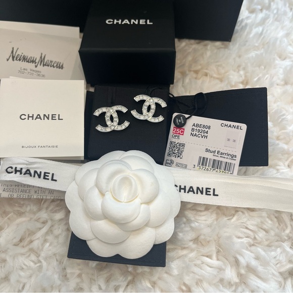 Chanel 15C White silver and Crystal cc logo earrings - NEW with TAGS & RECEIPT! - Picture 3 of 8